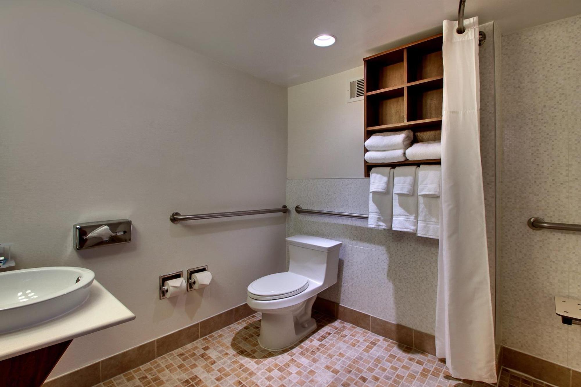 King Room Mobility Access or Roll Shower Non-Smoking,1438377040:JPEG